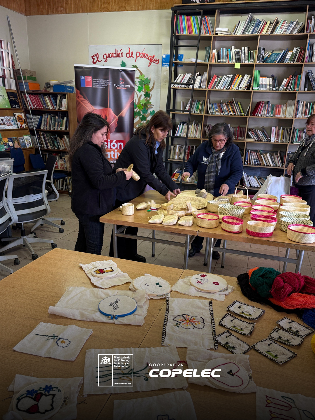 Estudiantes trabajando en artesanías tradicionales